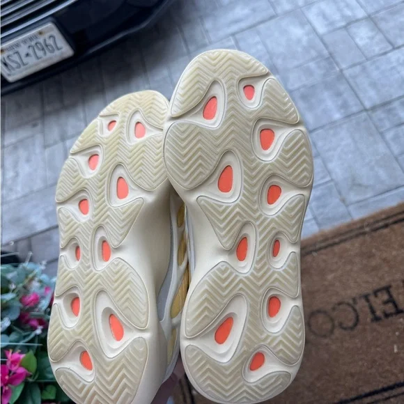 Brand New Yeezy V3 Safflower Size 10.5M - Picture 3 of 4